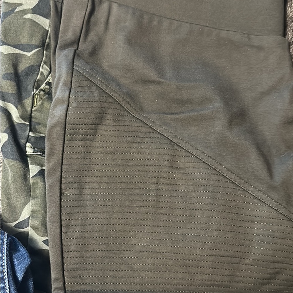 torrid Green Camo Leggings with Solid Side Panel - Picture 2 of 2